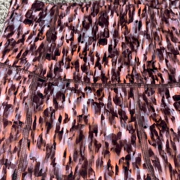 Athleta ULTIMATE STASH CAPRI in Flare Abstract Maroon - Picture 3 of 6